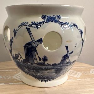 "T DELFTSCHE HUYS HAND MADE IN HOLLAND FLOWER BULB PLANTER